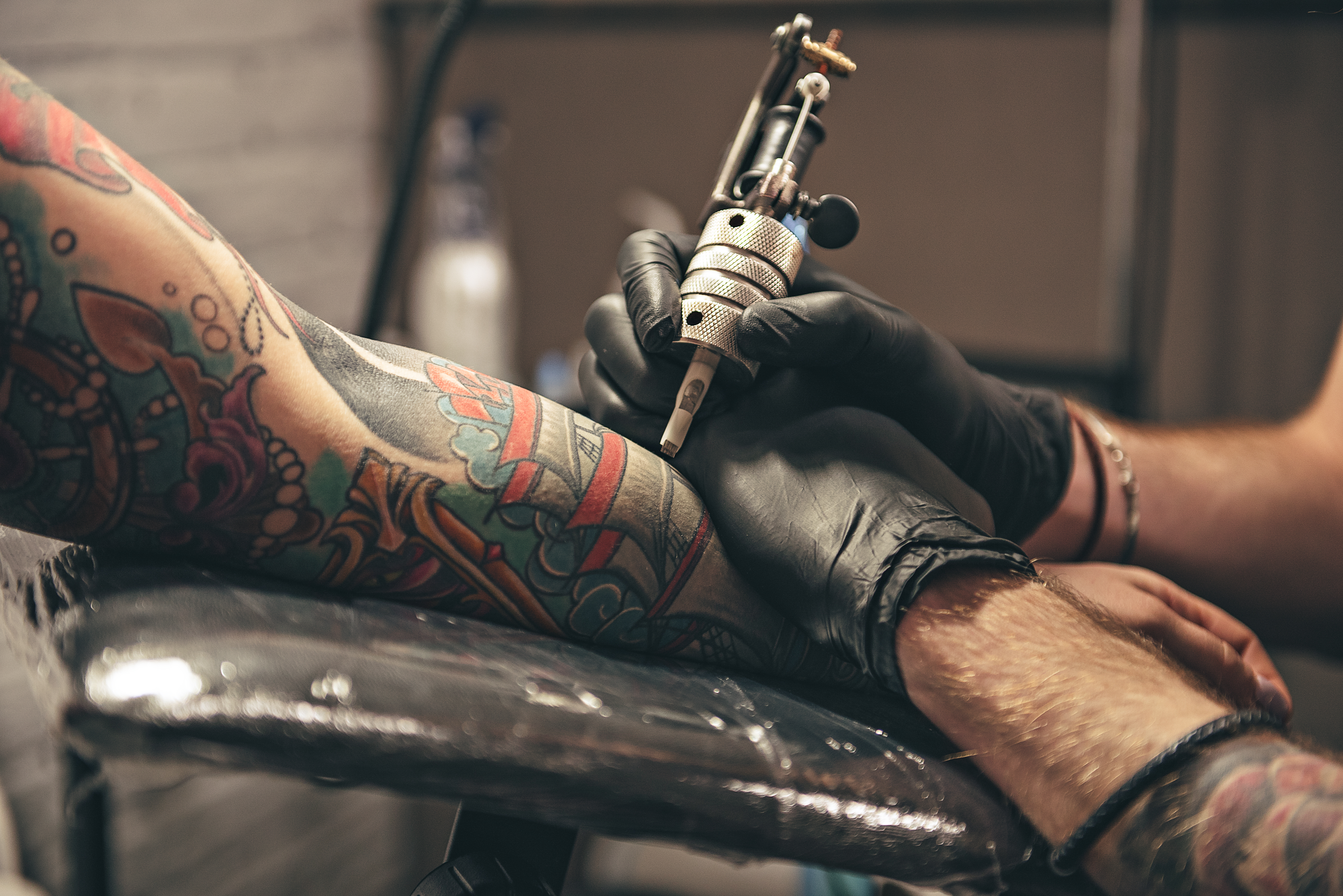 arm blir tatuerad daltons tattoo & piercing